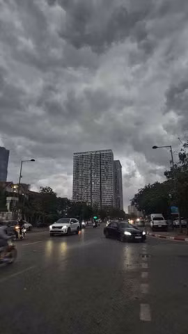 Cảnh báo khẩn dông lốc và mưa đá sắp quét qua nội thành Hà Nội
