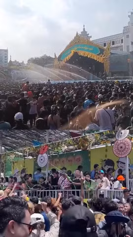 Myanmar: Náo nhiệt lễ hội nước Thingyan chào đón Năm mới tại Yangon