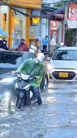Hà Nội xuất hiện nhiều điểm ngập khi mưa lớn kéo dài từ sáng 