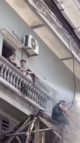 Khởi tố người đàn ông xịt vòi cao áp vào thợ tháo dỡ nhà sát vách 