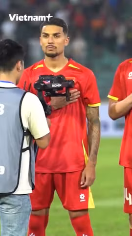 Đỗ Hoàng Hên tự hào hát Quốc ca trong ngày ra mắt đội tuyển Việt Nam