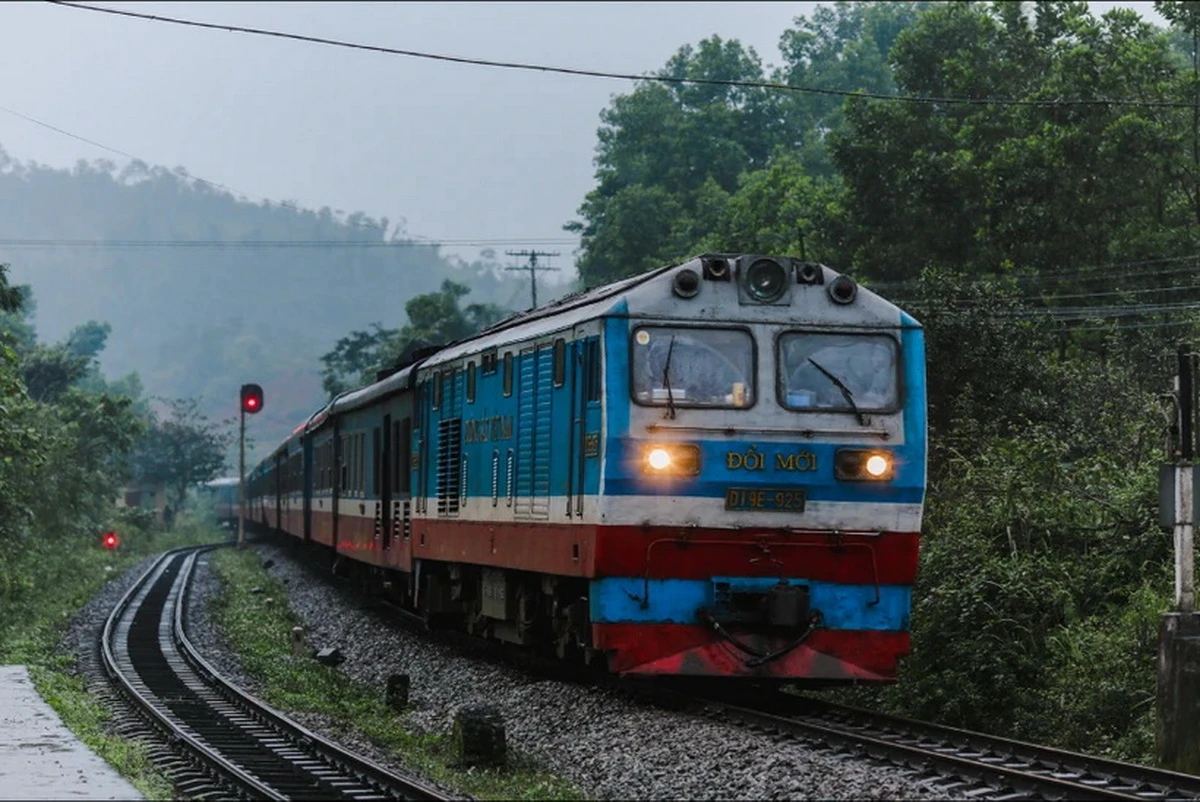 Đường sắt Bắc Nam thông tuyến sau 6 ngày gián đoạn vì sà lan đâm cầu Ghềnh