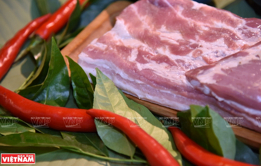 Đến làng cổ Đường lâm thưởng thức món thịt quay đòn gánh ảnh 1