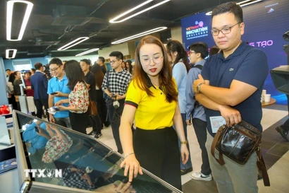 Khách tham quan gian trưng bày giải pháp đổi mới sáng tạo. (Ảnh: Tuấn Đức/TTXVN)