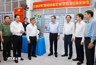 Chủ tịch Quốc hội Trần Thanh Mẫn khảo sát Khu vực bỏ phiếu tại phường Ninh Kiều, thành phố Cần Thơ. (Ảnh: Doãn Tấn/TTXVN)