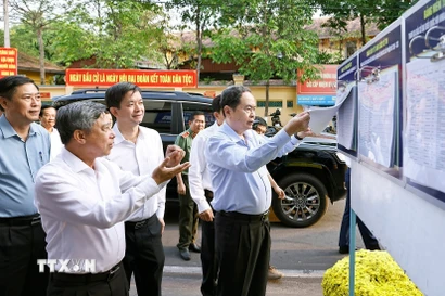 Chủ tịch Quốc hội Trần Thanh Mẫn khảo sát Khu vực bỏ phiếu tại phường Ninh Kiều, thành phố Cần Thơ. (Ảnh: Doãn Tấn/TTXVN)