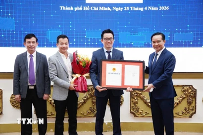 Ông Nguyễn Văn Được, Chủ tịch Ủy ban Nhân dân Thành phố Hồ Chí Minh trao Giấy chứng nhận đầu tư cho đại diện doanh nghiệp. (Ảnh: TTXVN phát)