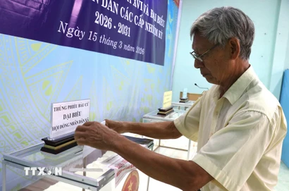 Cử tri Tây Ninh bỏ phiếu. (Ảnh: Bùi Giang/TTXVN)