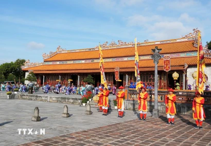 Quang cảnh tái hiện Lễ Thiết triều Nguyên đán triều Nguyễn tại Đại triều Điện Thái Hòa, Đại Nội Huế. (Ảnh: Nguyên Lý/TTXVN)