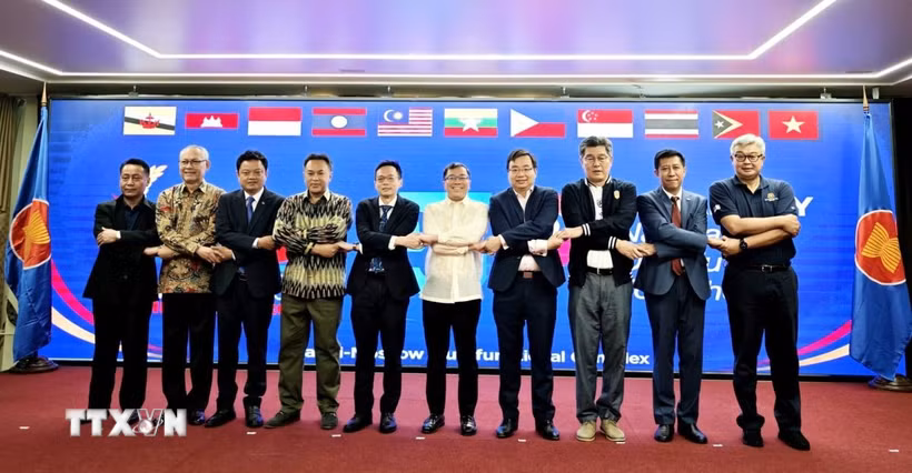 Các Đại sứ, Đại biện các nước ASEAN chụp ảnh chung. (Ảnh: Tâm Hằng/TTXVN)