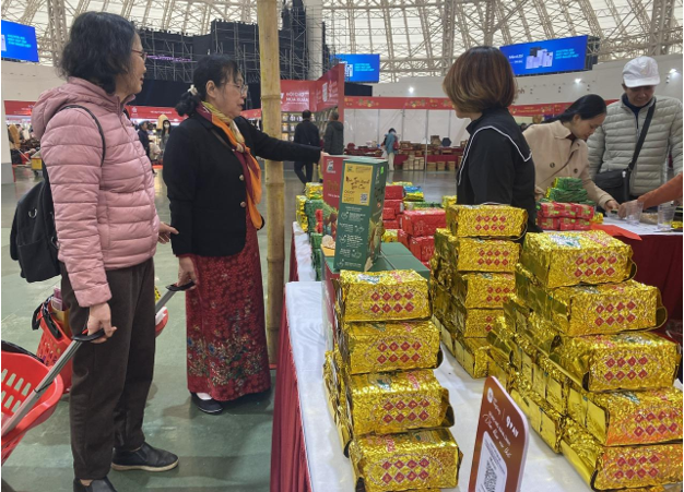 Gian hàng nhãn hiệu chè Minh Đeng (xã Tân Lập, tỉnh Thái Nguyên) (Nguồn: Vietnam+)