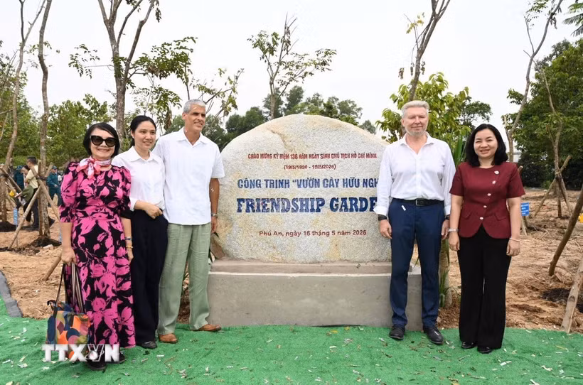 Các đại biểu tại lễ khánh thành Vườn cây hữu nghị tại phường Phú An, Thành phố Hồ Chí Minh. (Ảnh: Xuân Khu/TTXVN)