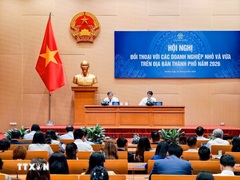 Lãnh đạo thành phố Hà Nội và các sở, ngành trực tiếp giải đáp kiến nghị của doanh nghiệp. (Ảnh: Trung Nguyên/TTXVN)