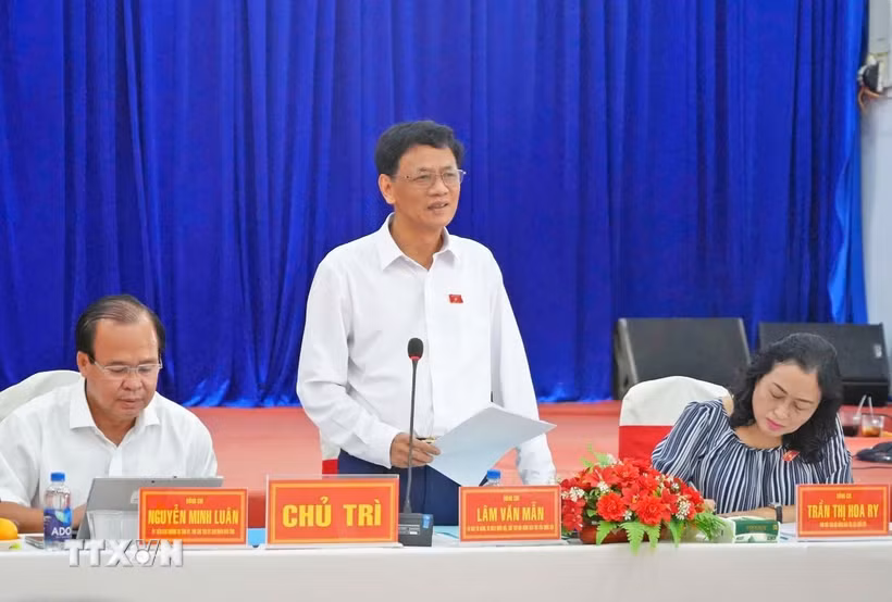 Chủ tịch Hội đồng Dân tộc của Quốc hội Lâm Văn Mẫn đánh giá cao những kết quả mà xã Khánh Lâm đạt được trong việc triển khai các chính sách đặc thù thời gian qua. (Ảnh: Huỳnh Anh/TTXVN)