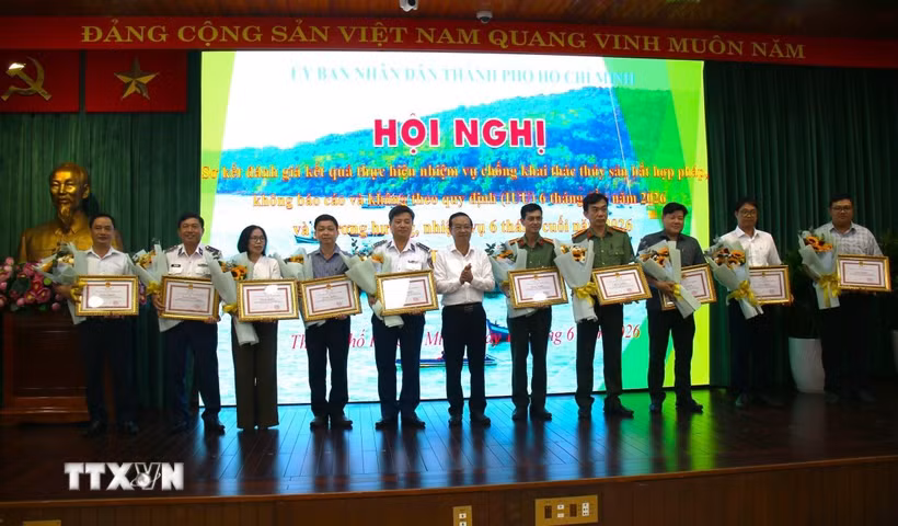 Tuyên dương các tập thể, cá nhân đóng góp tích cực cho công tác phòng, chống khai thác thủy sản bất hợp pháp, không báo cáo và không theo quy định. (Ảnh: Hương Giang/TTXVN)