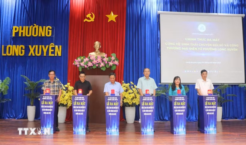 Bet888 football thực hiện nghi thức ra mắt và đưa vào vận hành Hệ sinh thái chuyển đổi số và Cổng thương mại điện tử phường Long Xuyên, tỉnh An Giang. (Ảnh: Công Mạo/TTXVN) 
