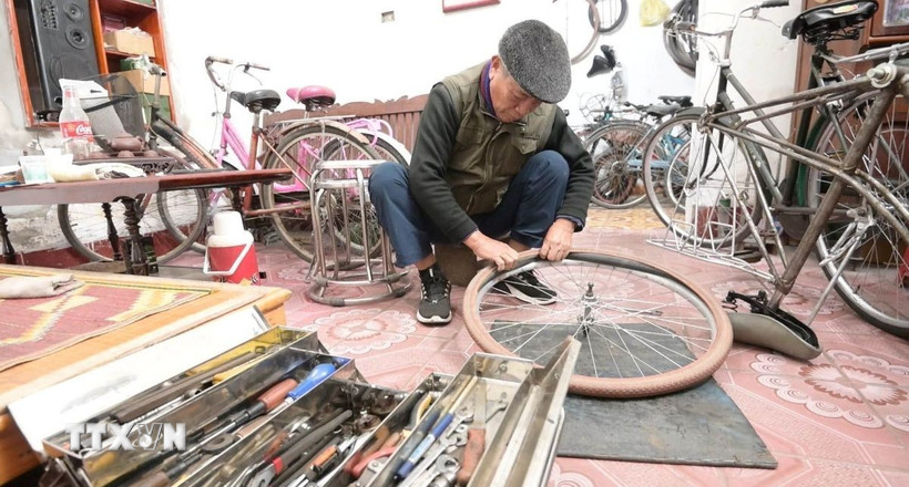 Căn nhà nhỏ của ông Kính từ lâu đã trở thành một "xưởng sản xuất" đặc biệt sản xuất ra những chiếc xe để gửi tặng học sinh nghèo. (Ảnh: Hải Yến/TTXVN)