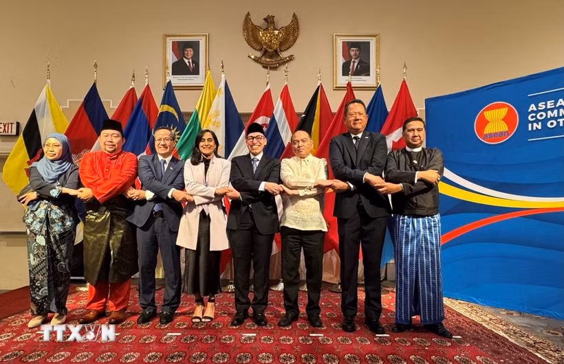Ngoại trưởng Canada Anita Anand (thứ tư bên trái) chụp ảnh lưu niệm cùng Đại sứ các nước ASEAN trong Ủy ban ASEAN tại Ottawa. (Ảnh: Hà Linh/TTXVN)