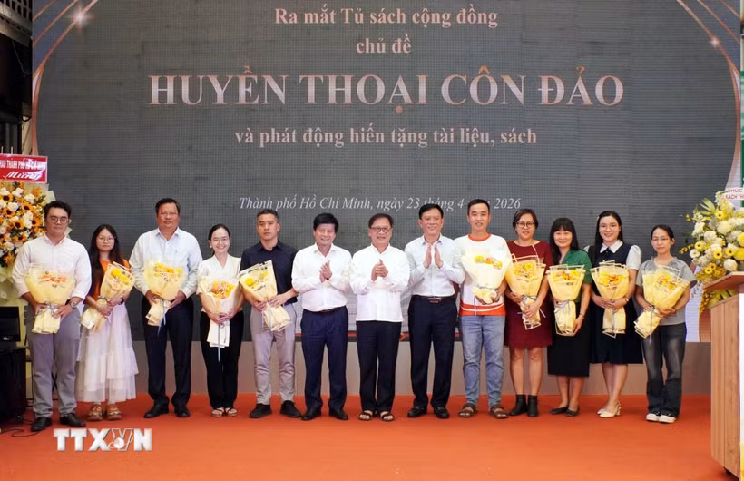 Ban tổ chức tặng hoa tới các đơn vị xuất bản, phát hành đã trao tặng sách cho tủ sách “Huyền thoại Côn Đảo.” (Ảnh: Trung Tuyến/TTXVN)