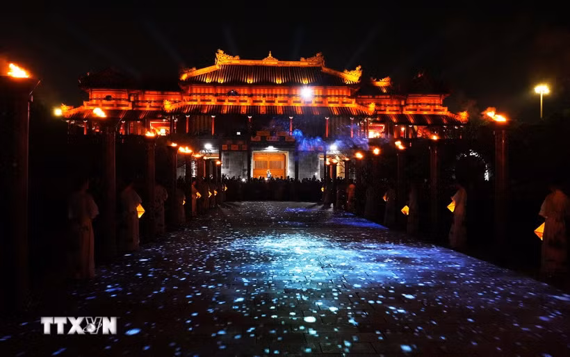 Trình diễn ánh sáng và 3D tại cầu Trung Đạo trong Đại Nội Huế về đêm. (Ảnh: Nguyên Lý/TTXVN)