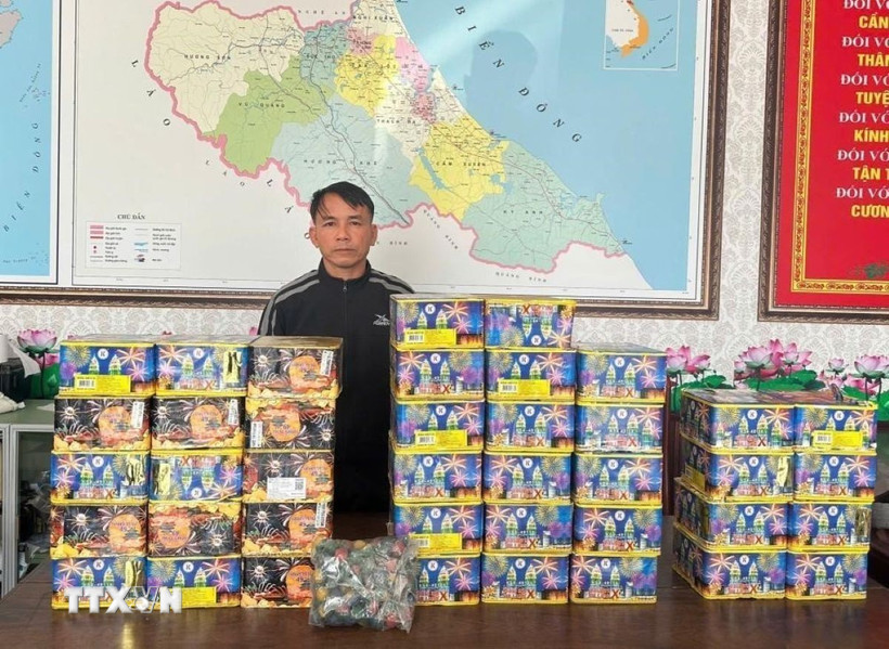 Đối tượng Phan Hữu Dương cùng tang vật. (Ảnh: TTXVN phát)