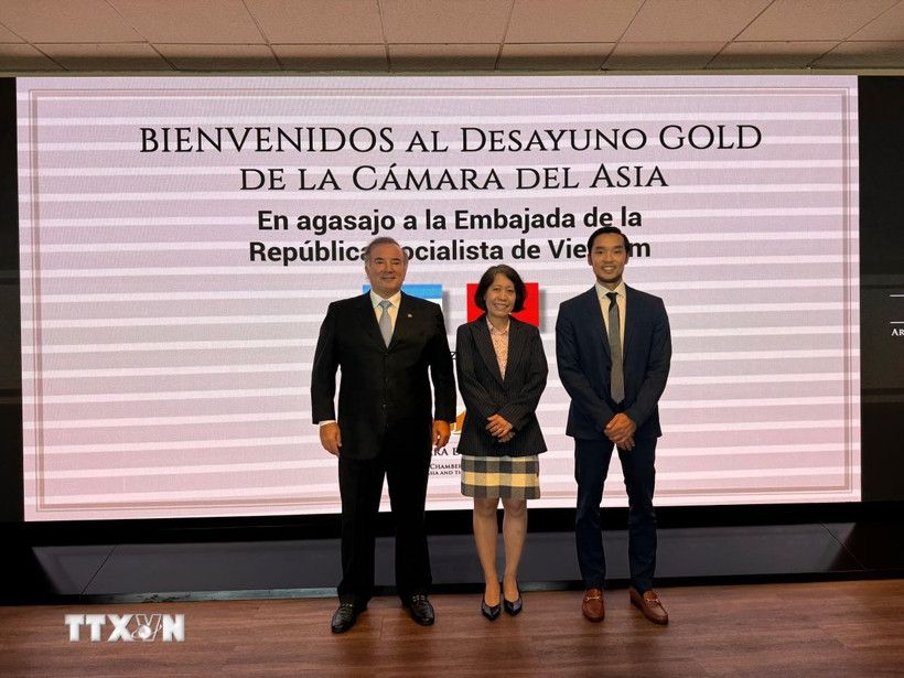 Đại sứ Việt Nam tại Argentina Ngô Minh Nguyệt, ông Ngô Mạnh Khôi, Trưởng Thương vụ Việt Nam tại Argentina và Chủ tịch Phòng Châu Á, trực thuộc Phòng Thương mại châu Á-Thái Bình Dương, Rallys Pliauzer, tại Hội thảo. (Ảnh: Diệu Hương/TTXVN)