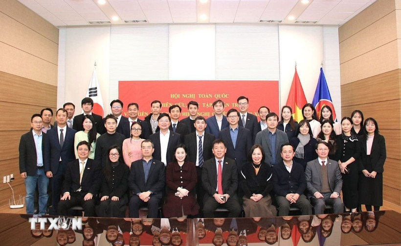 Các đại biểu tham dự Hội nghị chụp ảnh lưu niệm. (Ảnh: Đức Thắng/TTXVN)