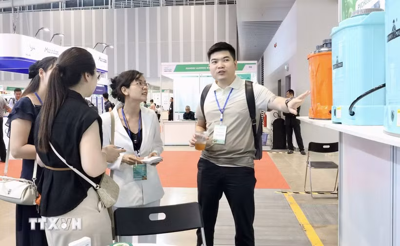 Doanh nghiệp giới thiệu thiết bị phục vụ ngành nông nghiệp tới khách tham quan tại AMAI Vietnam 2026. (Ảnh: Xuân Anh/TTXVN)