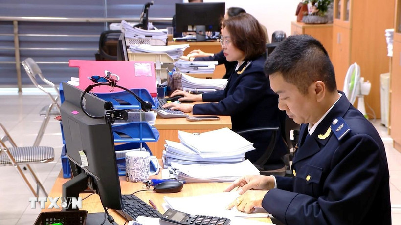 Hoạt động nghiệp vụ tại Chi cục Hải quan khu vực III. (Ảnh: Mạnh Tú/TTXVN)