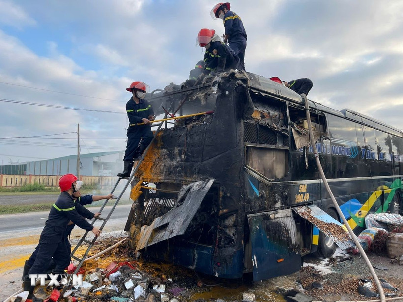 Đội Chữa cháy và Cứu nạn cứu hộ Khu vực 1, Phòng Cảnh sát Phòng cháy chữa cháy và Cứu nạn Cứu hộ tỉnh Quảng Trị huy động lực lượng chữa cháy xe khách. (Ảnh: TTXVN phát)