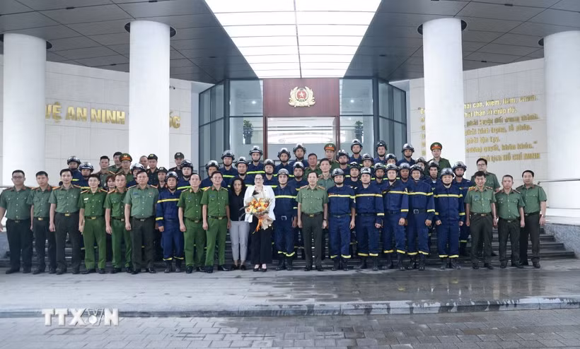 Thượng tướng Lê Văn Tuyến, Thứ trưởng Bộ Công an với đoàn công tác Bộ Công an lên đường thực hiện nhiệm vụ cứu nạn, cứu hộ tại Venezuela. (Ảnh: Phạm Kiên/TTXVN)