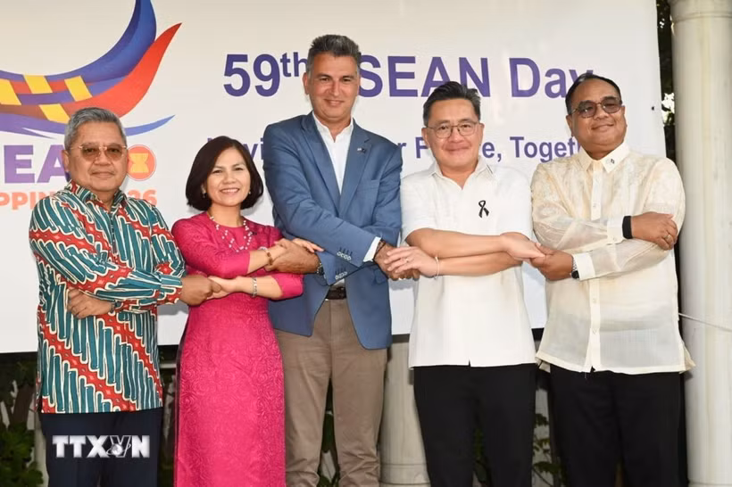 Đại diện Đại sứ quán 4 nước ASEAN tại Hy Lạp, gồm Indonesia, Philippines, Thái Lan và Việt Nam, chụp ảnh lưu niệm với Tổng Vụ trưởng phụ trách kinh tế quốc tế thuộc Bộ Ngoại giao Hy Lạp Dimitris Skakos. (Ảnh: TTXVN phát)