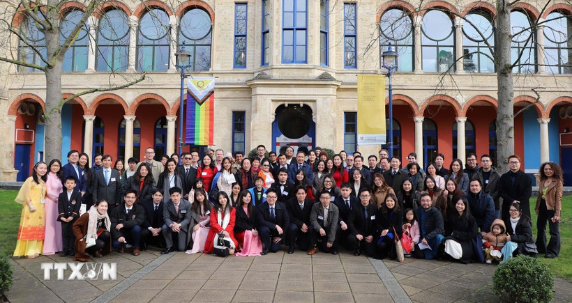 Các đại biểu tham dự AGM 2026 của VIS chụp ảnh lưu niệm với Đại sứ Đỗ Minh Hùng và khách mời. (Ảnh: Phong Hà/TTXVN)