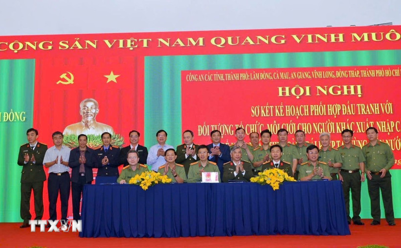 Đại diện Công an 7 tỉnh, thành phố phía Nam ký kết phối hợp tại hội nghị. (Ảnh TTXVN phát)