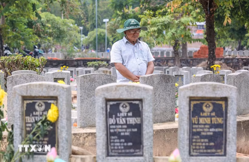 Trước những phần mộ chưa xác định được danh tính, nhiều người dừng chân thắp nén hương như dành cho chính người thân của mình. (Ảnh: Giang Phương/TTXVN)