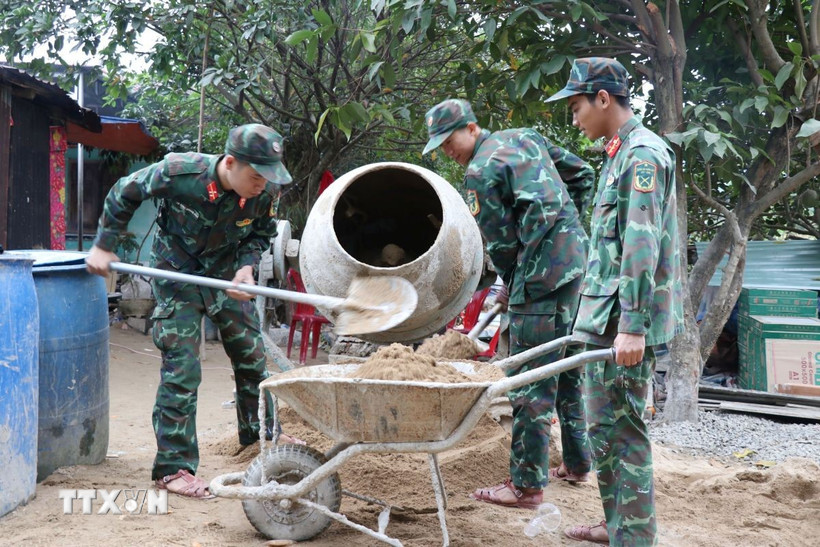 Các chiến sỹ Trung đoàn 974 khẩn trương làm việc tại công trình nhà ở sau lũ hộ ông Hà Quyn, thôn Đá Trắng, xã Nam Khánh Vĩnh. (Ảnh: Phan Sáu/TTXVN)