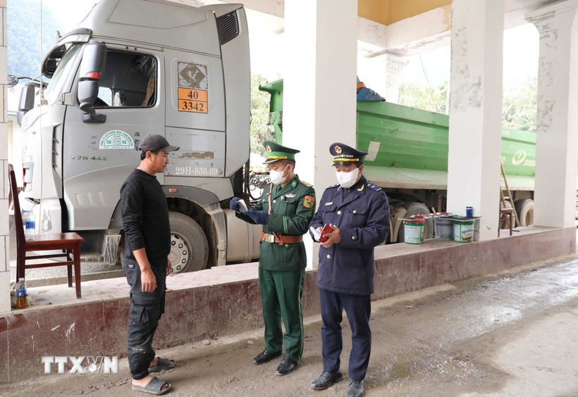 Lực lượng chức năng siết chặt công tác kiểm tra, kiểm soát người, hàng hóa tại Cửa khẩu Quốc tế Nậm Cắn. (Ảnh: Văn Tý/TTXVN)