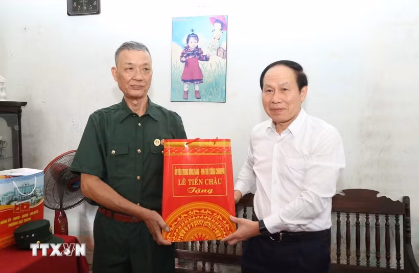 Phó Thủ tướng Chính phủ Lê Tiến Châu tặng quà cho thương binh Đào Đình Hảo. (Ảnh: TTXVN phát)