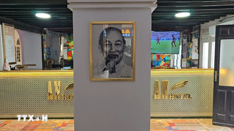 Ảnh Bác Hồ được khách sạn treo tại đại sảnh trang trọng. (Ảnh: Nguyễn An/TTXVN)