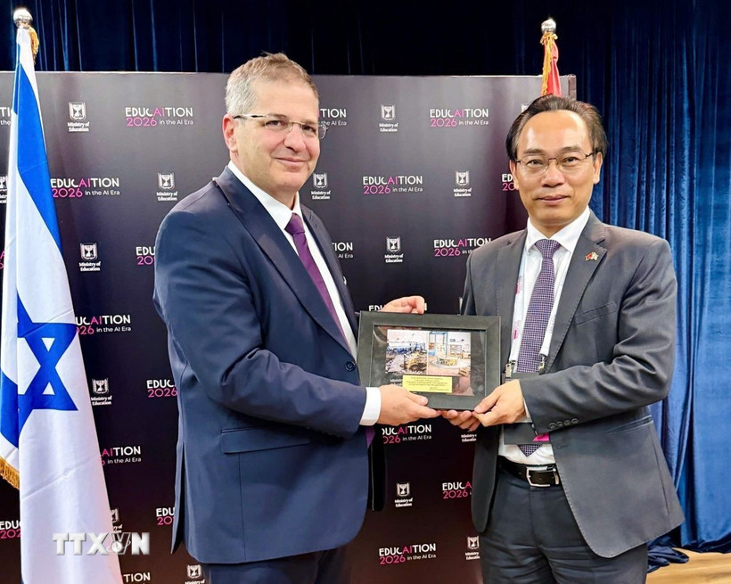 Giám đốc Đại học Quốc gia Hà Nội Hoàng Minh Sơn và Bộ trưởng Bộ Giáo dục Israel Yoav Kisch. (Ảnh: Thanh Bình/TTXVN)