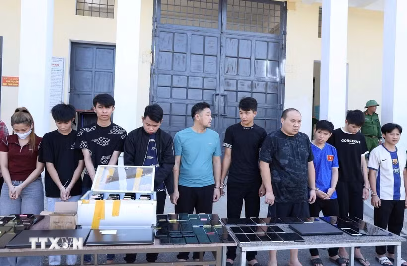 Các đối tượng trong đường dây rửa tiền do Công an tỉnh Hà Tĩnh triệt phá. (Ảnh: TTXVN phát)