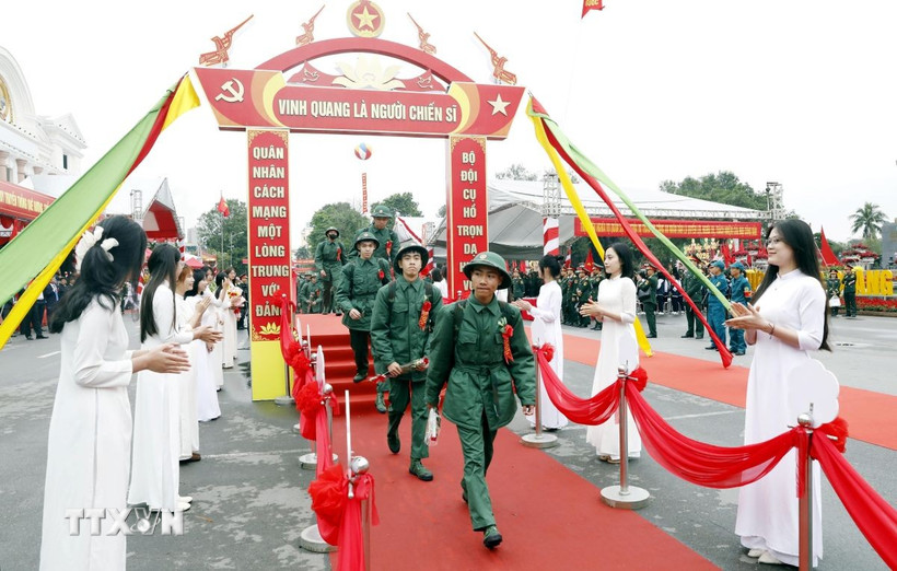 Các tân binh phấn khởi lên đường nhập ngũ. (Ảnh: Thái Thuần/TTXVN)