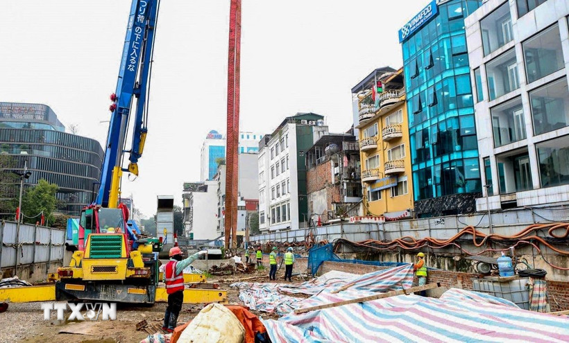 Không khí thi công khẩn trương tại ga S10 Cát Linh của dự án Metro Nhổn-Ga Hà Nội. (Ảnh: Trung Nguyên/TTXVN)