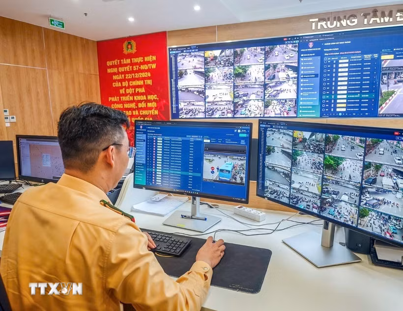 Mỗi tín hiệu ùn ứ trên màn hình đều được phân tích, xử lý và chuyển nhanh xuống lực lượng đang làm nhiệm vụ tại hiện trường. (Ảnh: Trung Nguyên/TTXVN) 