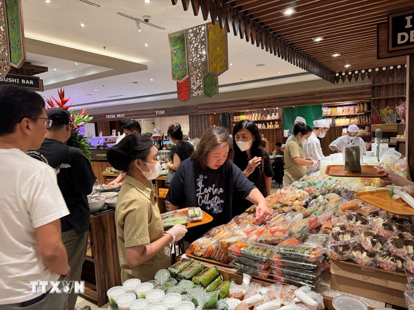 Siêu thị bày bán nhiều loại bánh và thực phẩm chế biến sẵn dành cho bữa xả nhịn sau khi mặt trời lặn. (Ảnh: Đỗ Quyên/TTXVN)