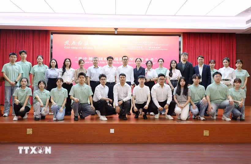 Đại diện thanh niên và đại biểu hai nước Việt-Trung dự buổi đối thoại. (Ảnh: Công Tuyên/TTXVN)