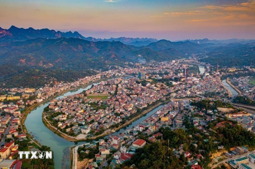 Bộ mặt đô thị của tỉnh Cao Bằng đã có nhiều thay đổi sau 40 năm đổi mới. (Ảnh: TTXVN phát)