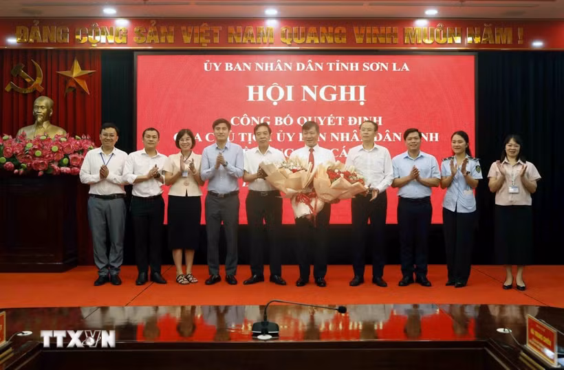 Đại diện lãnh đạo Sở Công thương tỉnh Sơn La và một số đơn vị trực thuộc tặng hoa chúc mừng ông Nguyễn Thế Vinh được bổ nhiệm giữ chức Phó Giám đốc Sở Công Thương tỉnh. (Ảnh: Quang Quyết/TTXVN)