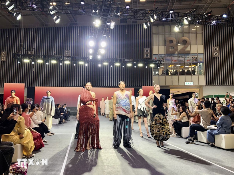 Nhiều Bộ sưu tập thời trang được trình diễn tại VIATT 2026. (Ảnh: Mỹ Phương/TTXVN)