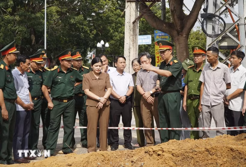 Ban Chỉ đạo 515 tỉnh Quảng Ngãi khảo sát trực tiếp tại khu vực thăm dò. (Ảnh: Dư Toán/TTXVN)